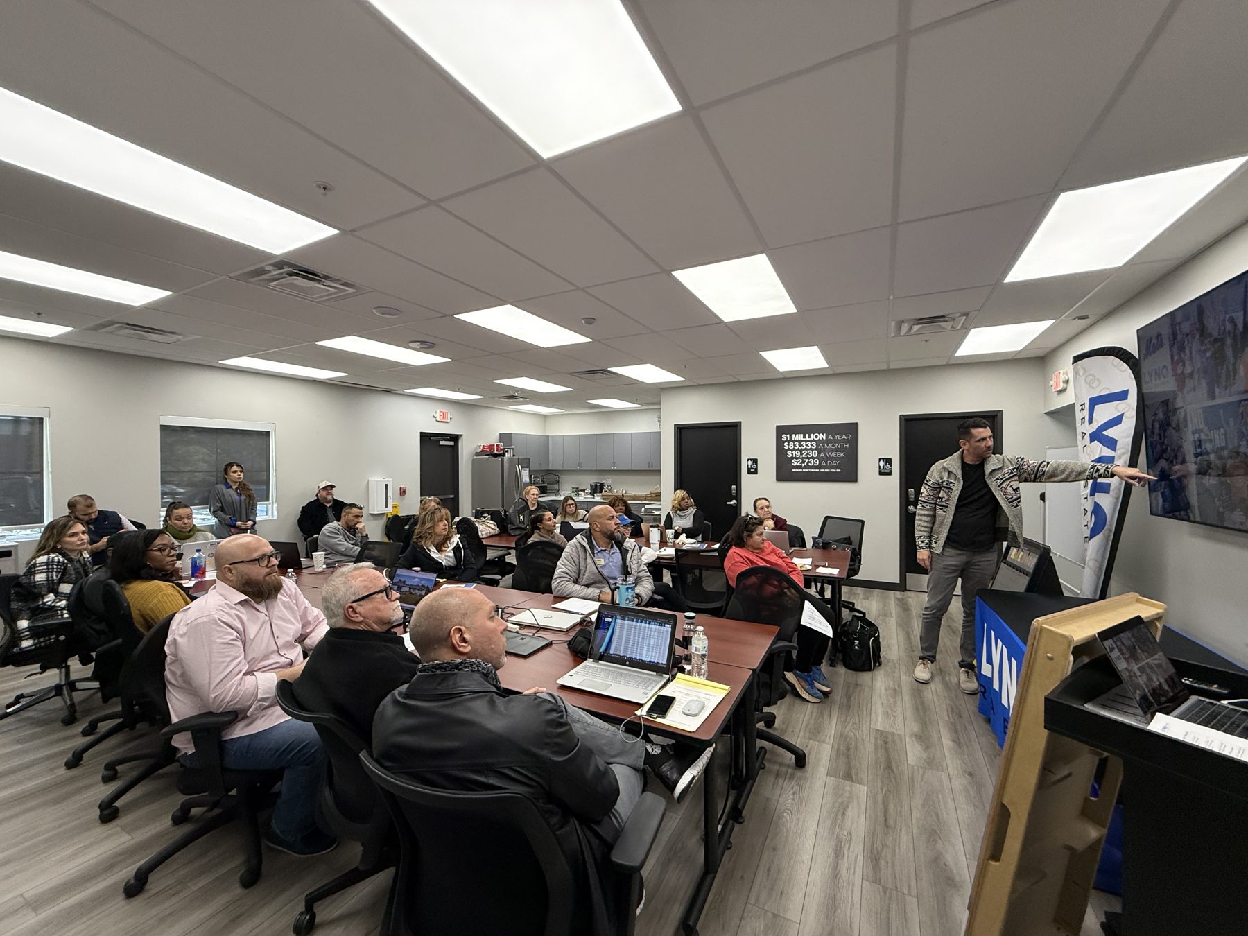 New agents learning in the LYNQ training room